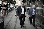 Dømt. Lars Sønderskov (til venstre) ses her på vej til byretten, der frikendte ham. Nu er han for anden gang blevet dømt. 
