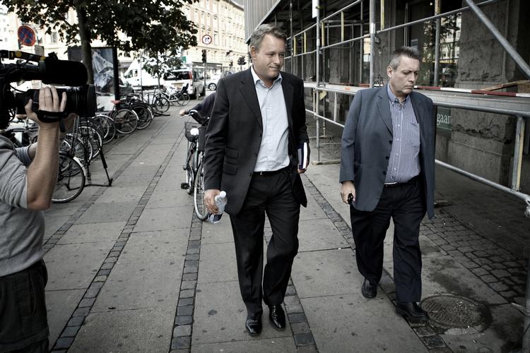 Dømt. Lars Sønderskov (til venstre) ses her på vej til byretten, der frikendte ham. Nu er han for anden gang blevet dømt. 