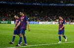 trist. Nedbøjede Barcelona-spillere forlader grønsværen efter det skuffende exit fra Champions League. 