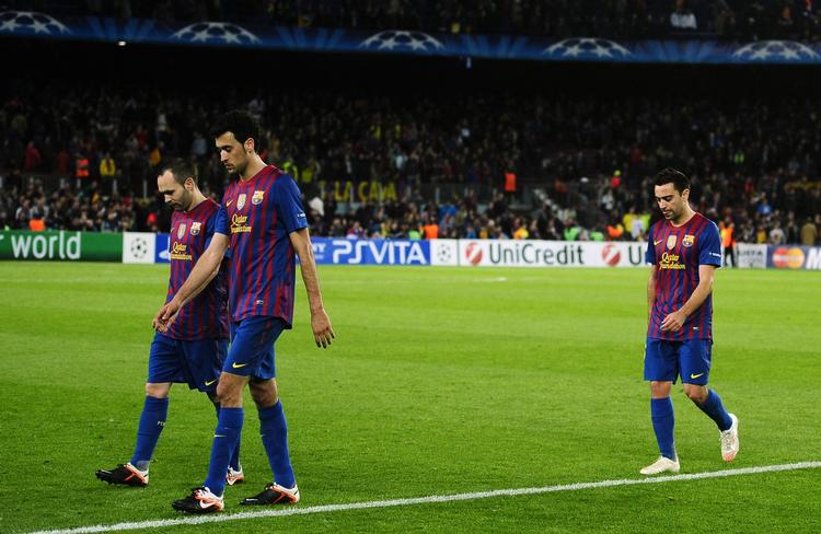 trist. Nedbøjede Barcelona-spillere forlader grønsværen efter det skuffende exit fra Champions League. 