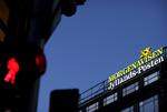 Fyringsrunde. Jyllands-Posten skal spare 25 millioner kroner, heraf 14 millioner på avisens redaktioner. Det koster 12 redaktionelle medarbejdere jobbet i morgen. 