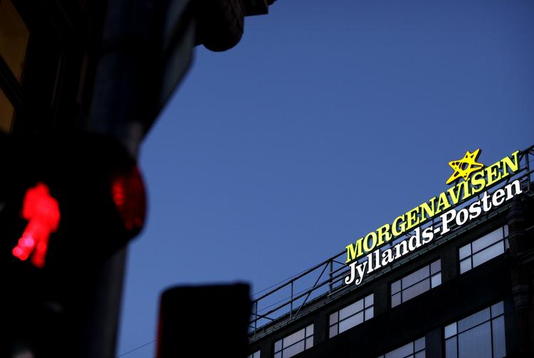 Fyringsrunde. Jyllands-Posten skal spare 25 millioner kroner, heraf 14 millioner på avisens redaktioner. Det koster 12 redaktionelle medarbejdere jobbet i morgen. 