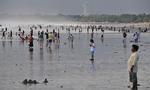 Turist-magnet. Kuta Beach på Bali tiltrækker mange turister og surfere - desværre kæmper stranden med forurening. 