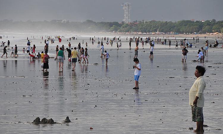 Turist-magnet. Kuta Beach på Bali tiltrækker mange turister og surfere - desværre kæmper stranden med forurening. 