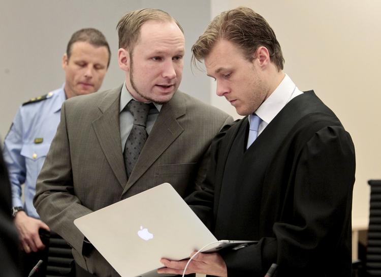 Den 33-årige massemorder Anders Behring Breivik kan ikke genkende billedet af sig selv i den første psykiaterrapport, som erklærede ham utilregnelig. 