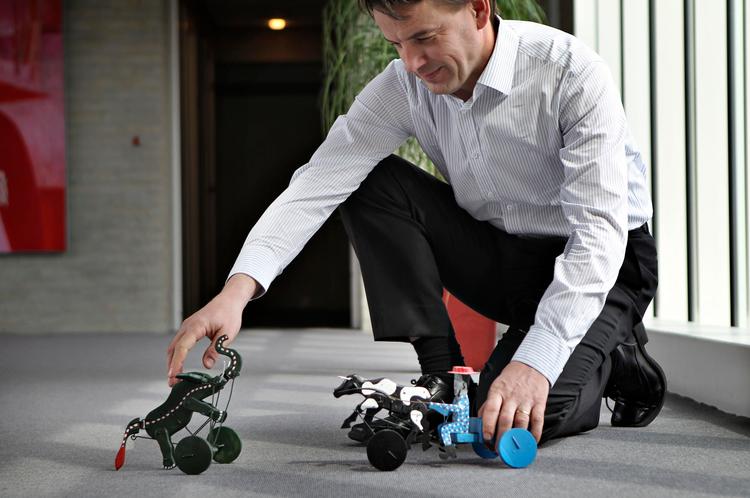 Innovativ leg. Det snørklede og komplicerede i Christian Friis Bachs zambianske legetøj får ham til at tænke på, hvad personen bag mon kunne have drevet det til. 