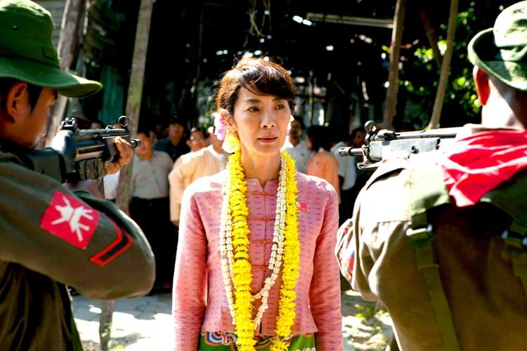Drama. Michelle Yeoh spiller hovedrollen som nobelprisvinderen Aung San Suu Kyi i 'The Lady'. Det gør hun godt, mener de udenlandske anmeldere, men filmen som sådan giver de ikke meget for. 