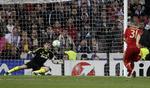 lotteri. Bayerns Bastian Schweinsteiger sender den afgørende scoring fra straffesparkspletten ind bag Reals Iker Casillas. 