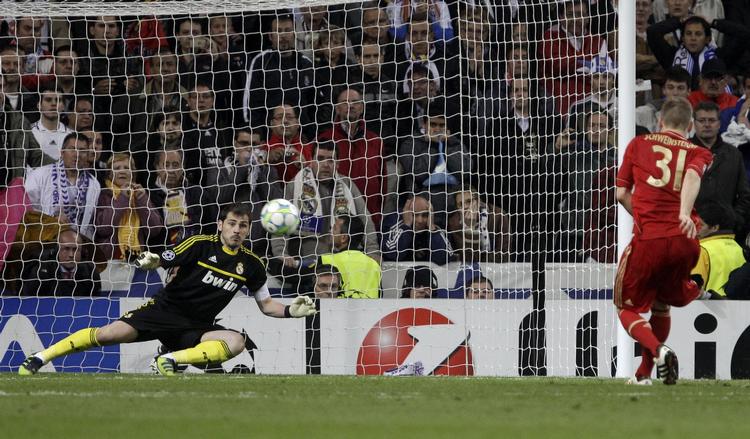 lotteri. Bayerns Bastian Schweinsteiger sender den afgørende scoring fra straffesparkspletten ind bag Reals Iker Casillas. 