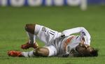 vidunderdreng. Neymar fra Santos er røget i græsset under det intense semifinaleopgør mod Bolivar fra Bolivia natten til i dag. 