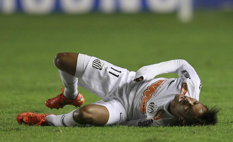 vidunderdreng. Neymar fra Santos er røget i græsset under det intense semifinaleopgør mod Bolivar fra Bolivia natten til i dag. 