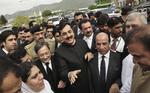 Straf. Pakistans højesteret har kendt landets premierminister, Yusuf Raza Gilani, skyldig i foragt for retten, fordi Gilani har nægtet at genåbne en retssag om korruption mod landets præsident, Asif Ali Zardari. Straffen var få minutters eftersidning i retslokalet. 
