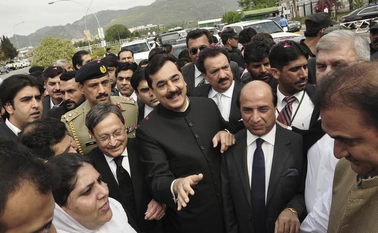 Straf. Pakistans højesteret har kendt landets premierminister, Yusuf Raza Gilani, skyldig i foragt for retten, fordi Gilani har nægtet at genåbne en retssag om korruption mod landets præsident, Asif Ali Zardari. Straffen var få minutters eftersidning i retslokalet. 