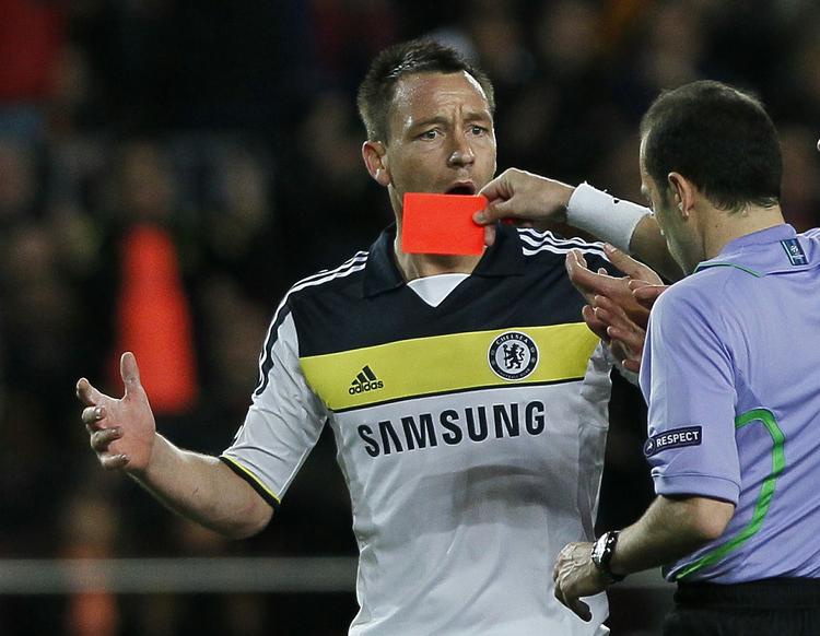 dumt. Anfører for Chelsea, John Terry, pådrog sig et tåbeligt rødt kort i kampen mod Barcelona og kan derfor ikke være med i finalen. 