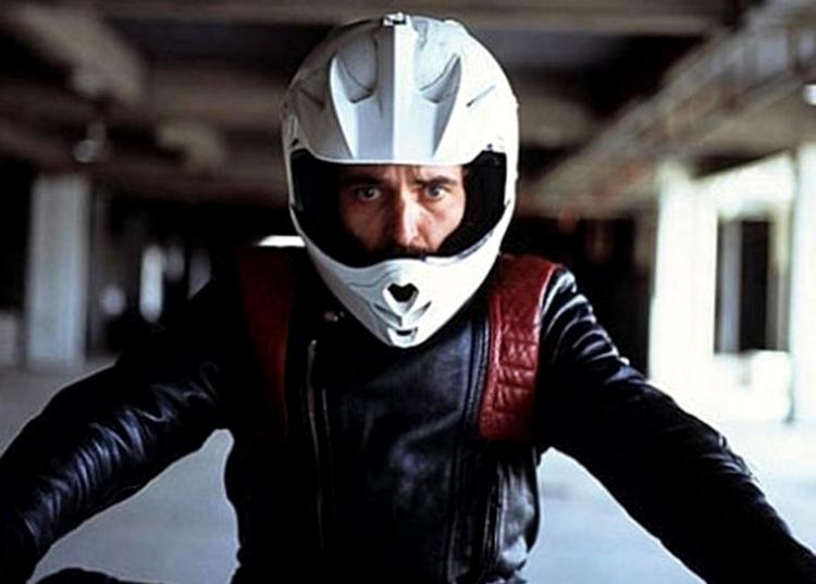 Frihed. Aris skifter sin bil ud med en motorcykel. Mc-folket er udsat for en slags udryddelseskrig fra bilisternes side, og Aris synes tilsyneladende, at han hører hjemme hos de udsatte    frihedselskende tohjulere. 