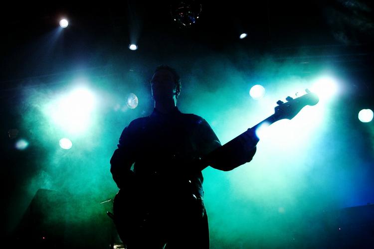 Skyggesiden. Den musikalske kosmonaut i Spiritualized, Jason Pierce, har personligt ramt Jorden, men flyder stadig smukt gennem universet i sine sange. 