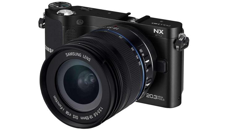 FOTOGRAFISK. Ud over at være sociale via WiFi, byder Samsungs NX210 og NX1000 på et slankere design, end man er vant til på kameraer, hvor objektivet kan skiftes ud. Lige med undtagelse af en enkelt Sony-model, der sjovt nok hedder næsten det samme. 
