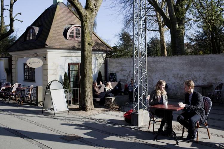 læ. På Olivers kan man side udendørs i læ fra Frederiksbergs gamle kirkegård og nyde sin te og kaffe. 