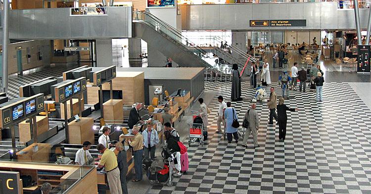 TIDSRØVER. I mange lufthavne - her Billund - skaber det kø og ventetid, når man skal vente på sit bagagemærke. 