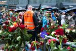 Protest. Tusindevis af nordmænd viste i dag deres foragt for Anders Behring Breivik og gik i et blomsteroptog ned gennem Oslos gader, mens de sang sangen 'Børn af Regnbuen'. 