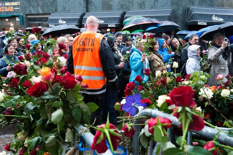 Protest. Tusindevis af nordmænd viste i dag deres foragt for Anders Behring Breivik og gik i et blomsteroptog ned gennem Oslos gader, mens de sang sangen 'Børn af Regnbuen'. 