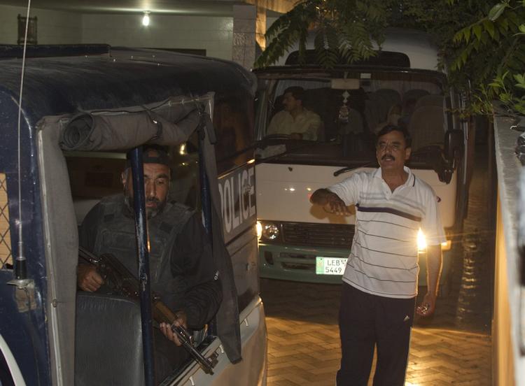 Deporteret. Bin Ladens tre enker, otte børn og et barnebarnhar blev i dag deporteret fra Pakistan. 