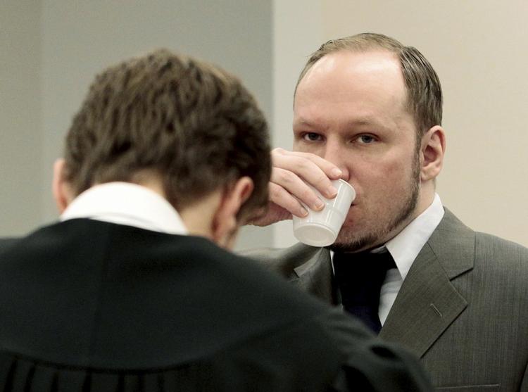 Anders Behring Breivik blev formentlig ikke påvirket af de over 40.000 nordmænd, der i går gik på gaden og sang i protest mod massemorderen, mener hans forsvarer. 