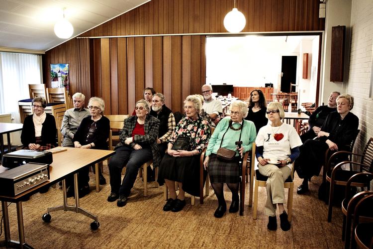 Kompetence. Juraekspert sår tvivl om, hvorvidt Københavns Stiftsråd kan lukke kirker. Her det kirkegængere i Aalholm Kirke, som mødes en gang om måneden til frokost og filmforevisning. 