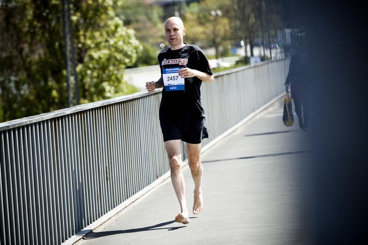 BARFOD. Povl Carstensen vil for anden gang løbe maraton på de flade konvolutter. 