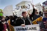 Protest. Demonstranter var forleden samlet foran Højesteret i USA for at protestere mod Obamas sundhedsreform. En af de organisationer, som kæmper mod reformen, får penge fra danske Novo Nordisk. 
