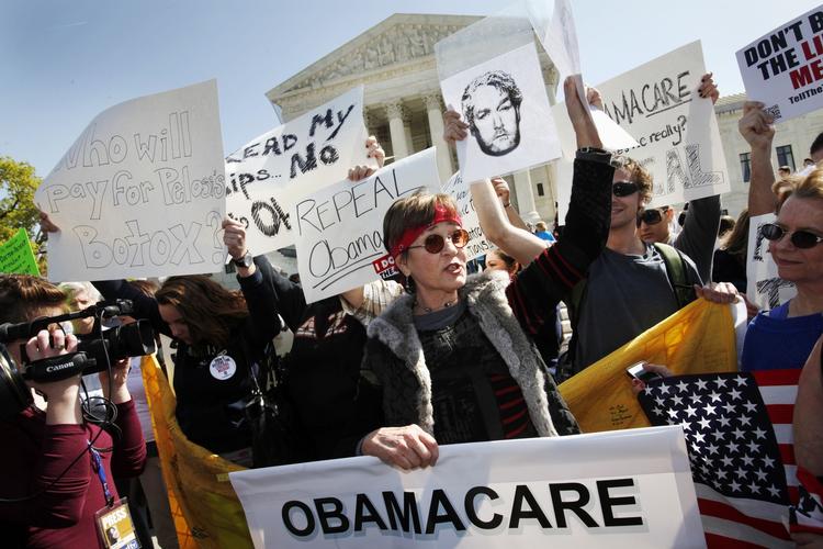Protest. Demonstranter var forleden samlet foran Højesteret i USA for at protestere mod Obamas sundhedsreform. En af de organisationer, som kæmper mod reformen, får penge fra danske Novo Nordisk. 