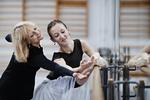 Let. Balletdanseren Sorella Englund (tv) coacher J'aime Crandall. 