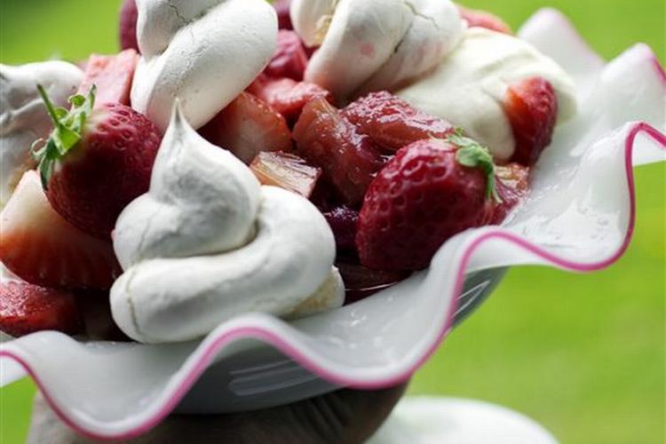 Rabarber-jordbær pavlova