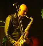 Saxofonisten Tommy Marth på scenen. Tidligt mandag blev han fundet død i sit hjem i Las Vegas. 