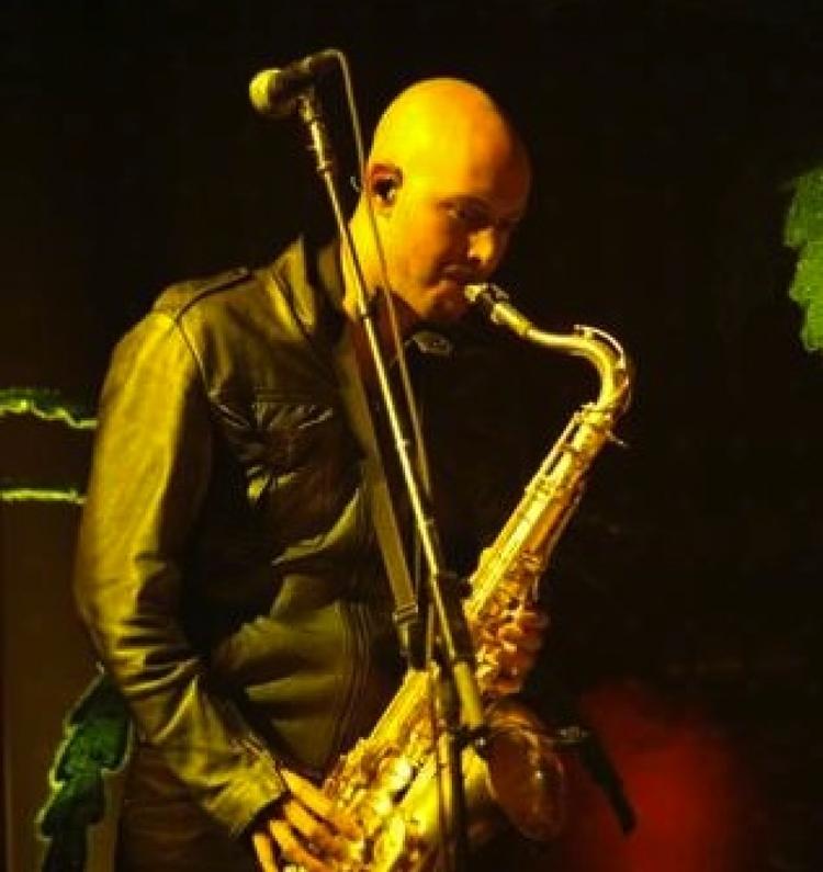 Saxofonisten Tommy Marth på scenen. Tidligt mandag blev han fundet død i sit hjem i Las Vegas. 