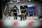Eksplosion. Et fyværkerilager gik i luften i oktober i fjor i landsbyen St. Andst. Nu er to mænd straffet for være skyld i eksplosionen, der kostede et kærestepar livet. 