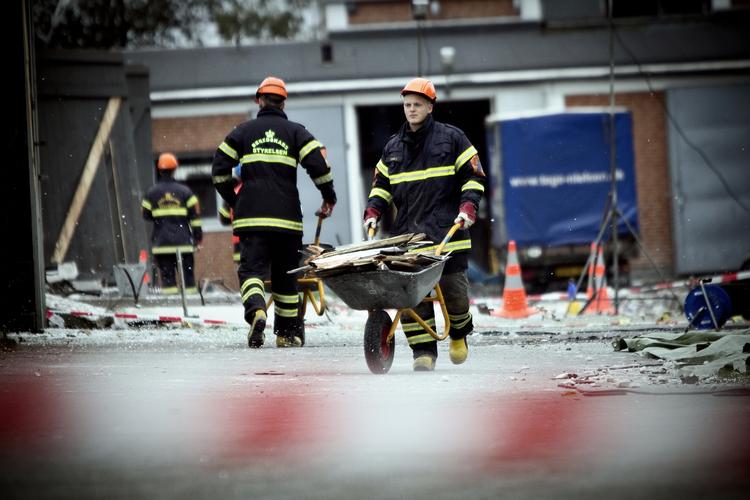 Eksplosion. Et fyværkerilager gik i luften i oktober i fjor i landsbyen St. Andst. Nu er to mænd straffet for være skyld i eksplosionen, der kostede et kærestepar livet. 