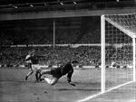 Mål? Geoff Hurst fik godkendt en scoring til 3-2 i VM-finalen tilbage i 1966. England slog Tyskland med 4-2, men Hurst var formentlig slet ikke over målstregen. Den slags sager vil Fifa til livs med en ny mållinjeteknologi. 