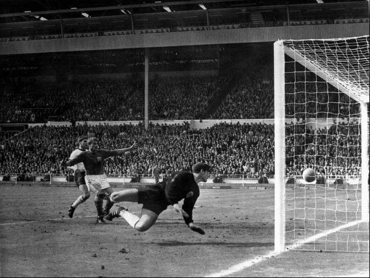 Mål? Geoff Hurst fik godkendt en scoring til 3-2 i VM-finalen tilbage i 1966. England slog Tyskland med 4-2, men Hurst var formentlig slet ikke over målstregen. Den slags sager vil Fifa til livs med en ny mållinjeteknologi. 