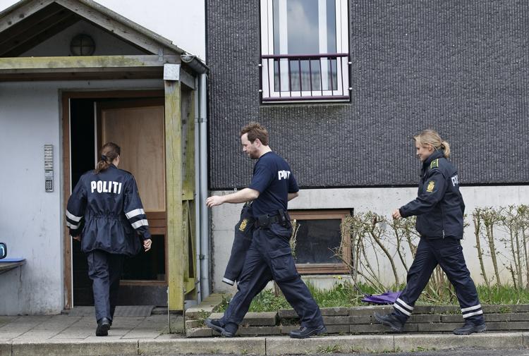 POLITIAKTION. Betjente under ransagning af lejlighed i Melissehaven i Herlev i forbindelse med terrorsagen. 