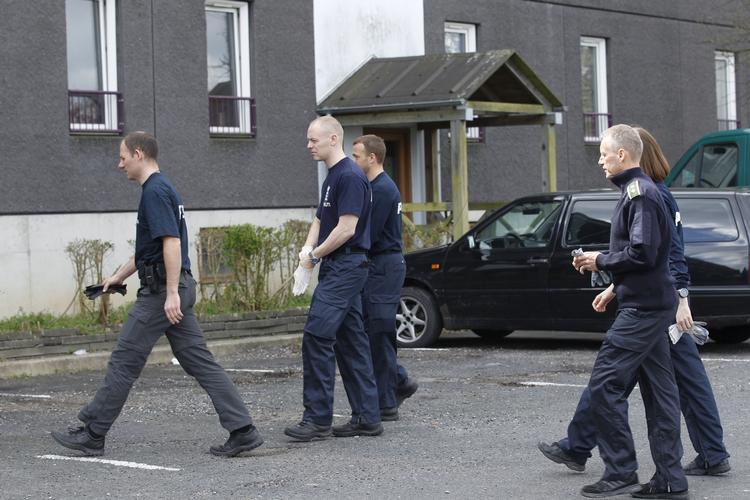 Politiaktion i Herlev. Politiet vil ikke oplyse, hvorvidt aktionen har relation til anholdelsen af tre unge mænd tidligere i dag. De mistænkes for at planlægge et terrorangreb. 