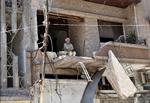 ØDELÆGGELSER. Syrer på balkonen i sit kraftigt beskadigede hus efter et af regimets bombardementer i Homs. 