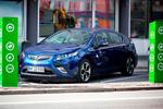 Krafttilskud. Her får Opel Ampera en optankning med strøm. På elkraft kan den køre mellem 40 og 80 kilometer. Men den har en benzinmotor i reserve. 