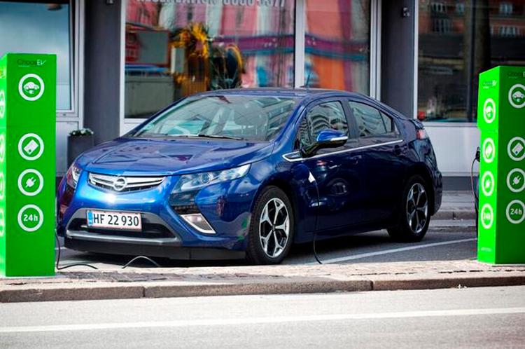 Krafttilskud. Her får Opel Ampera en optankning med strøm. På elkraft kan den køre mellem 40 og 80 kilometer. Men den har en benzinmotor i reserve. 