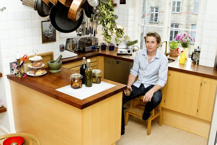 Kokkerier. Adam Aamann elsker at lave mad. Bare ikke med råvarer købt i supermarkeder. 
