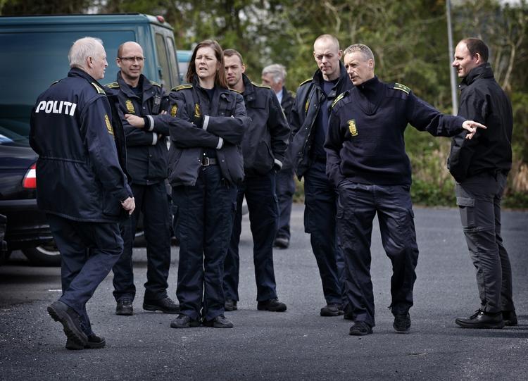 Aktion. Politiet anholdt i går ni personer under antiterror-aktion. Tre af dem sigtes for ulovlig våbenbesiddelse. 