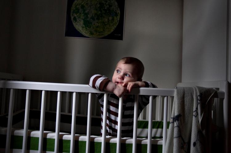 Søvntræning. 14 måneder gamle Elias havde svært ved  at falde i søvn og vågnede meget om natten. Så prøvede hans forældre søvntræningen 'Godnat og sov godt', men afbrød det igen, fordi  det var for  ubehageligt, at  Elias græd så  meget. Foto:  Jacob Ehrbahn 