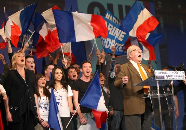 Valgkamp. Jean-Marie Le Pen (th.) og Marine Le Pen (tv.) ses her under den franske nationalmelodi til et vælgermøde i Nationalfronten. 
