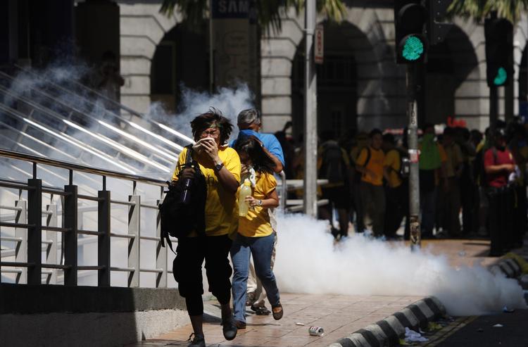 modsvar. Mellem 25.000 og 30.000 demonstranter var på gaden i Kuala Lumpur i dag for at kræve demokrati. Svaret var en ordentlig gang tåregas. 