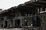 kraftigt. Den kraftige brand i Bazar Vest brød ud kl. 5 i morges og raserede denne del af butikscenteret totalt. 